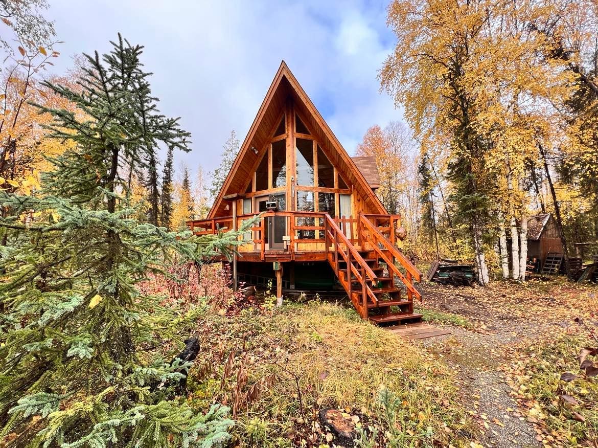 Fabulous Lakefront Cabin on Almost Half Acre, Willow Alaska